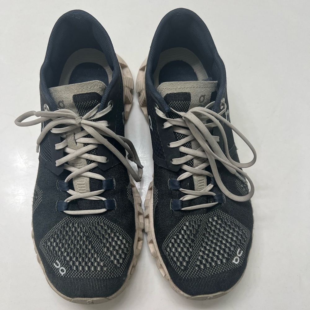 Women’s On Cloud Shoes size 7